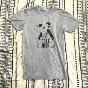 Free hugs graphic T-shirt